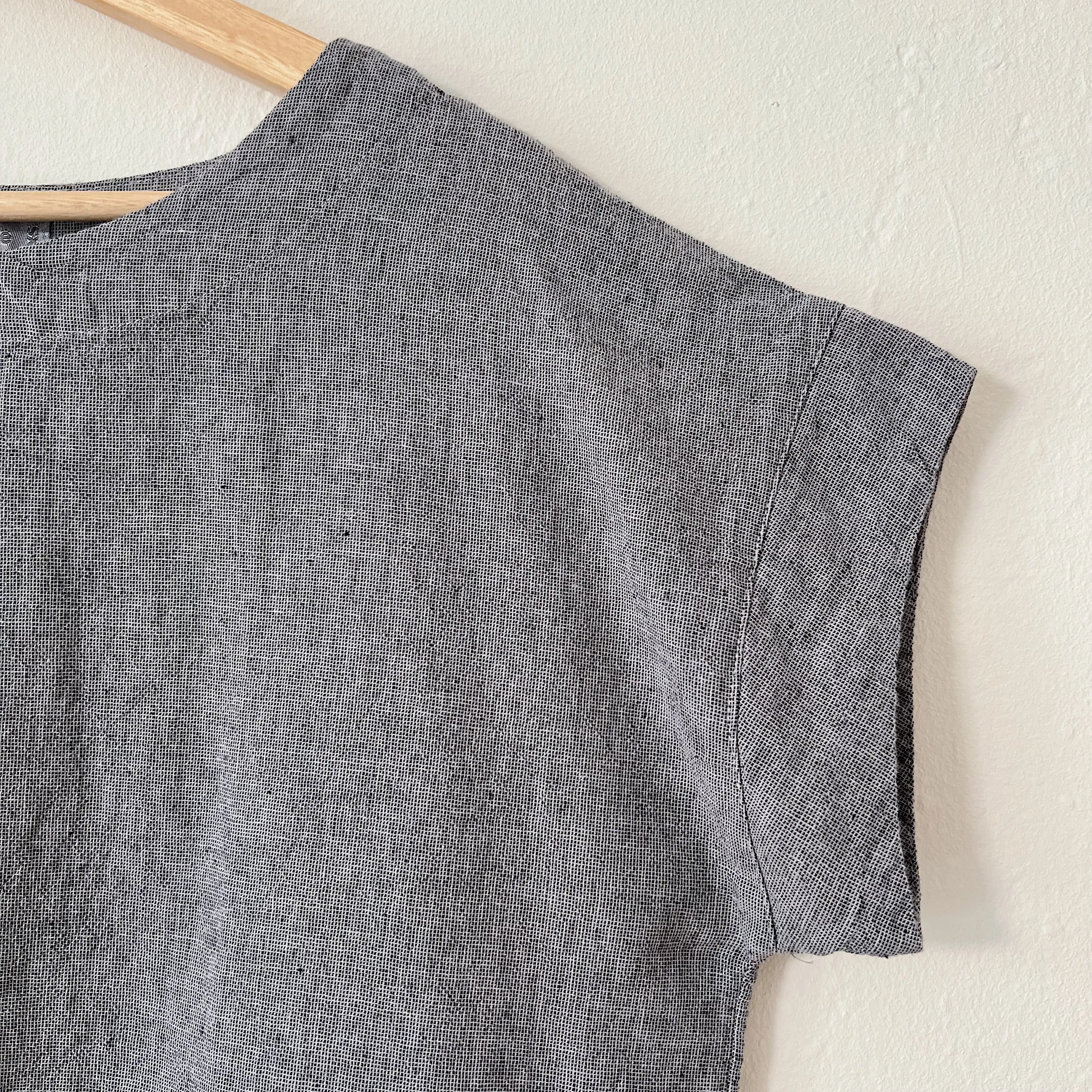 Cut Loose | Crosshatch Short Sleeve Top in Aluminum